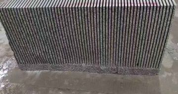 福建芝麻白毛板荒料切割