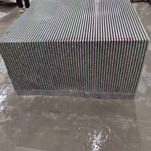 福建芝麻白毛板荒料切割