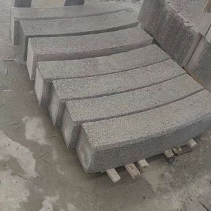 福建芝麻白弧形路牙石