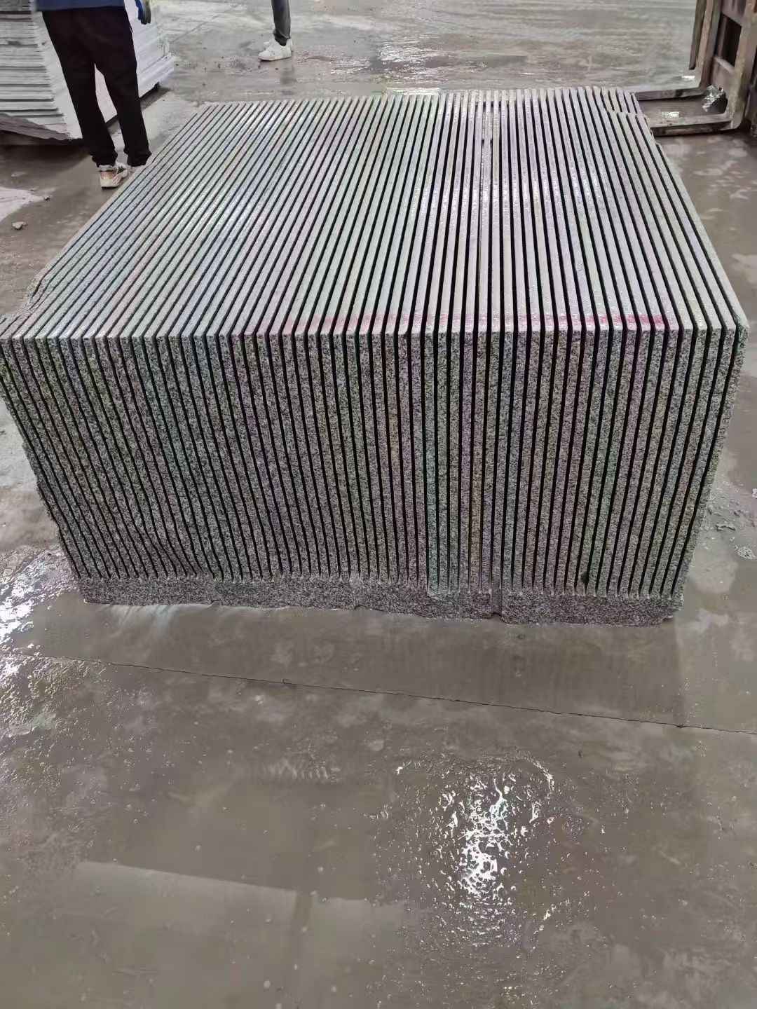 福建芝麻白毛板荒料切割