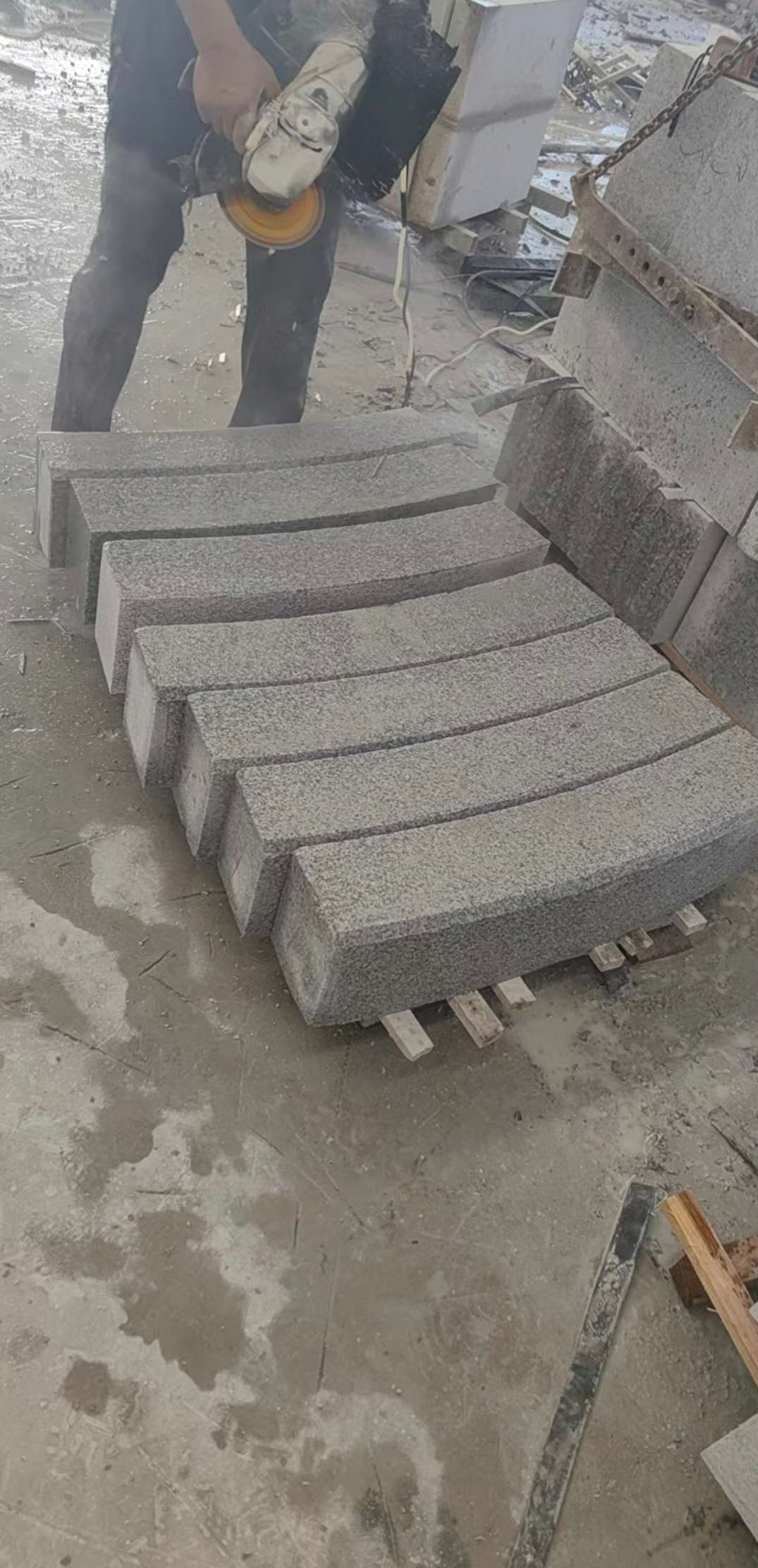 福建芝麻白弧形路牙石